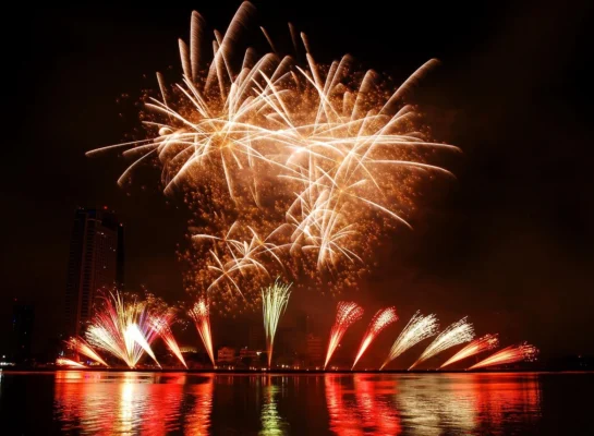 Ferragosto, Fuochi d'artificio, Jesolo, 15 agosto, spettacolo pirotecnico, fuochi sul mare, Piazza Brescia, evento estivo, spettacolo di luci, magia, vacanze Jesolo, cosa fare Jesolo, hotel Jesolo, Hotel Corso Jesolo, offerte Jesolo, Jesolo eventi, estate Jesolo, agosto Jesolo, show pirotecnico, litorale Jesolo, spiaggia Jesolo, serata magica, famiglia, bambini, divertimento, meraviglia, stupore, ingresso libero, eventi gratuiti Jesolo, night show, illuminazione, luci e colori, Jesolo by night, festa di Ferragosto, vacanza mare, Jesolo lido, spettacolo serale, vista mare, hotel con vista, Jesolo romantica, evento imperdibile, vacanza estiva, festività Jesolo