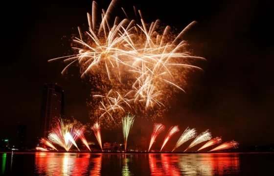 Ferragosto, Fuochi d'artificio, Jesolo, 15 agosto, spettacolo pirotecnico, fuochi sul mare, Piazza Brescia, evento estivo, spettacolo di luci, magia, vacanze Jesolo, cosa fare Jesolo, hotel Jesolo, Hotel Corso Jesolo, offerte Jesolo, Jesolo eventi, estate Jesolo, agosto Jesolo, show pirotecnico, litorale Jesolo, spiaggia Jesolo, serata magica, famiglia, bambini, divertimento, meraviglia, stupore, ingresso libero, eventi gratuiti Jesolo, night show, illuminazione, luci e colori, Jesolo by night, festa di Ferragosto, vacanza mare, Jesolo lido, spettacolo serale, vista mare, hotel con vista, Jesolo romantica, evento imperdibile, vacanza estiva, festività Jesolo