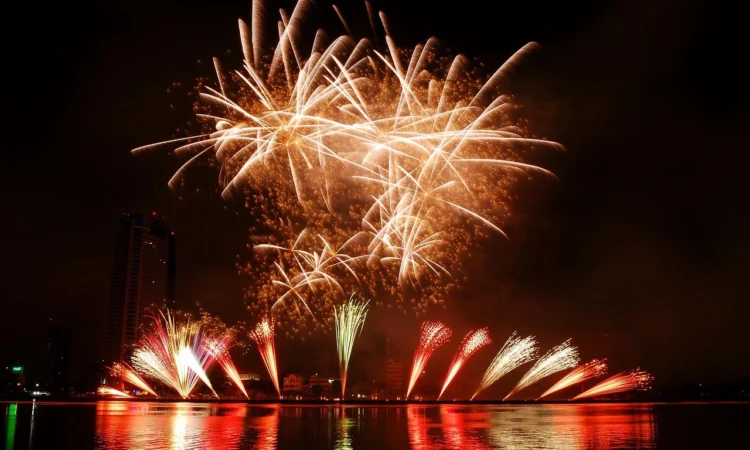 Ferragosto, Fuochi d'artificio, Jesolo, 15 agosto, spettacolo pirotecnico, fuochi sul mare, Piazza Brescia, evento estivo, spettacolo di luci, magia, vacanze Jesolo, cosa fare Jesolo, hotel Jesolo, Hotel Corso Jesolo, offerte Jesolo, Jesolo eventi, estate Jesolo, agosto Jesolo, show pirotecnico, litorale Jesolo, spiaggia Jesolo, serata magica, famiglia, bambini, divertimento, meraviglia, stupore, ingresso libero, eventi gratuiti Jesolo, night show, illuminazione, luci e colori, Jesolo by night, festa di Ferragosto, vacanza mare, Jesolo lido, spettacolo serale, vista mare, hotel con vista, Jesolo romantica, evento imperdibile, vacanza estiva, festività Jesolo