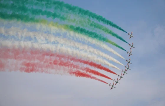 Frecce Tricolori, Jesolo Air Show, Jesolo, Pattuglia Acrobatica Nazionale, PAN, acrobazie aeree, aerei, show aereo, 2025, esibizione, piloti italiani, aviazione, spettacolo, evento Jesolo, Jesolo eventi, aeronautica, Air Show Jesolo, 28 giugno, 27 giugno, spiaggia Jesolo, Adriatico, volo, passione, evento estate, divertimento, adrenalina, spettacolo dal vivo, bandiera italiana, tricolore, pattuglia, aerei militari, parata, festival, air show Veneto, turismo Jesolo, vacanze Jesolo, hotel Jesolo, Hotel Corso Jesolo, offerte Jesolo, cosa fare Jesolo, volo acrobatico, show aereo 2025, esibizione acrobatica, evento imperdibile