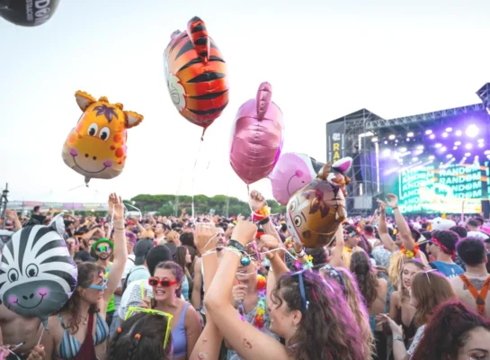 Random una festa a caso, Jesolo, Spiaggia del Faro, festa in spiaggia, evento in spiaggia, musica casuale, playlist imprevedibile, senza regole, divertimento, estate 2025, 26 luglio, party, beach party, DJ set, live music, Jesolo eventi, cosa fare Jesolo, vacanze Jesolo, hotel Jesolo, Hotel Corso Jesolo, offerte Jesolo, festa unica, evento giovanile, Jesolo by night, spiaggia Jesolo, musica a caso, outfit casuale, ballare, divertimento assicurato, evento irriverente, spensieratezza, libertà, festa estiva, luglio Jesolo, nightlife Jesolo, biglietti Random, ticketsms, Jesolo divertimento, evento imperdibile Jesolo, Jesolo party, spiaggia party, dance music